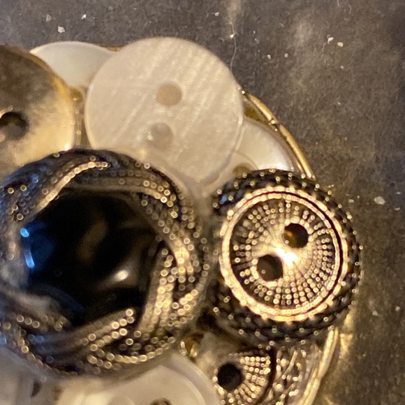 Very interesting button broach/pin. Very different. And interesting. - Picture 4 of 6